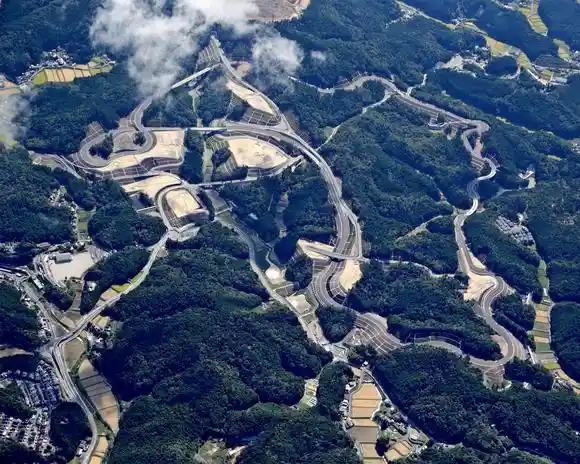 Foto - Toyota Bangun Sirkuit Replika Nurburgring