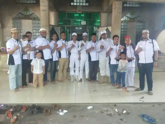 Foto - Komunitas "Somplak" Melakukan Kegiatan Sosial nan Mulia