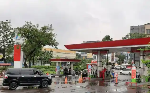 Foto - Pertamina Tutup 15 SPBUnya Di Jabodetabek Karena Banjir