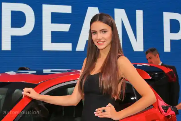 Foto - GALERI FOTO: Senyum Bidadari Bertebaran di Paris Motor Show 2016 (21 FOTO)