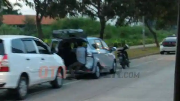 Foto - SPY SHOT: Wujud Asli Toyota Sienta Di Indonesia Tertangkap Basah