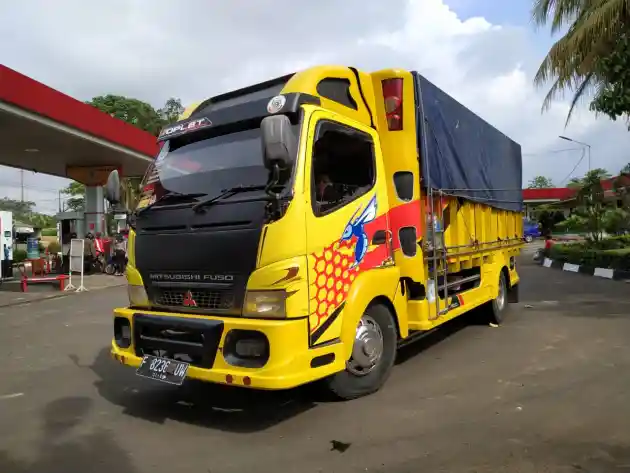 Foto - Biar Enggak Penasaran, Segini Kisaran Biaya Cuci Truk Engkel