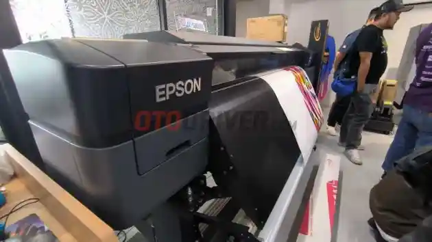 Foto - Kolaborasi Maxdecal dan Epson Indonesia Ciptakan Warna Sticker Solid dan Berkualitas