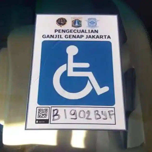 Foto - Stiker Disabilitas Bikin Mobil Bebas Ganjil Genap. Begini Cara Mendapatkannya