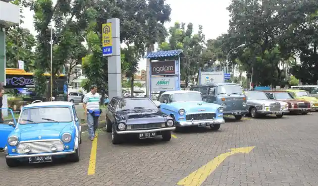 Foto - Pecinta Mobil Ramaikan Sunday Market Pondok Indah Jakarta