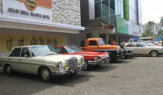 Foto - Pecinta Mobil Ramaikan Sunday Market Pondok Indah Jakarta