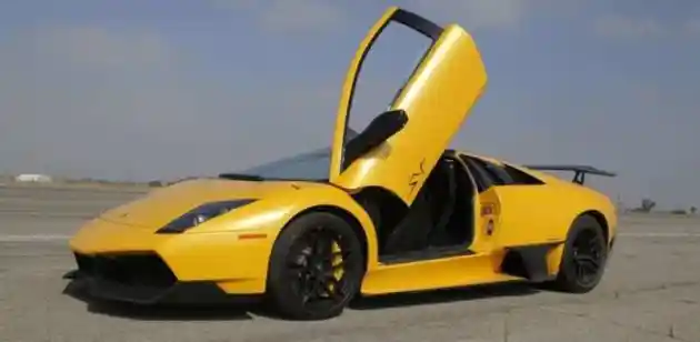 Foto - Kobe Bryant dan 5 Supercar Miliknya