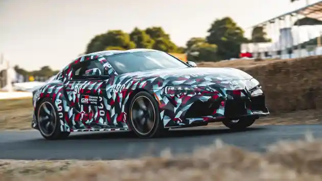 Foto - Toyota Supra Model Baru Tiba-tiba Melintas di Goodwood!