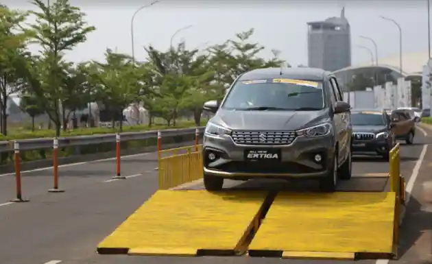 Foto - Komparasi Ground Clearance 7 LMPV 2019