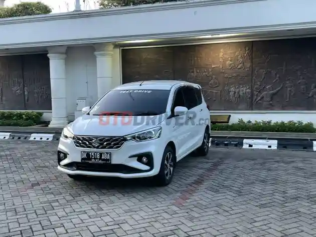 Foto - Minat Beli Suzuki Ertiga Hybrid? Simak Kelebihan dan Kekurangannya