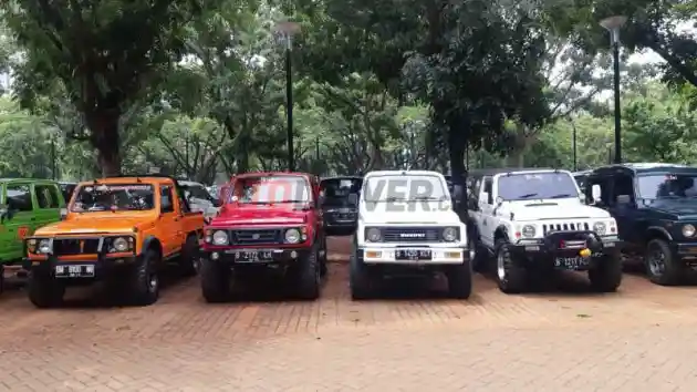 Foto - Puluhan Suzuki Jimny 'Silaturahmi' di Parkir Timur Senayan