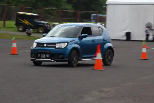 Foto - Menyiksa Suzuki Ignis dan Baleno Hatchback di Lintasan Gymkhana