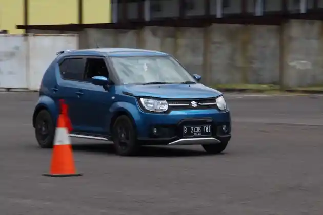 Foto - Menyiksa Suzuki Ignis dan Baleno Hatchback di Lintasan Gymkhana