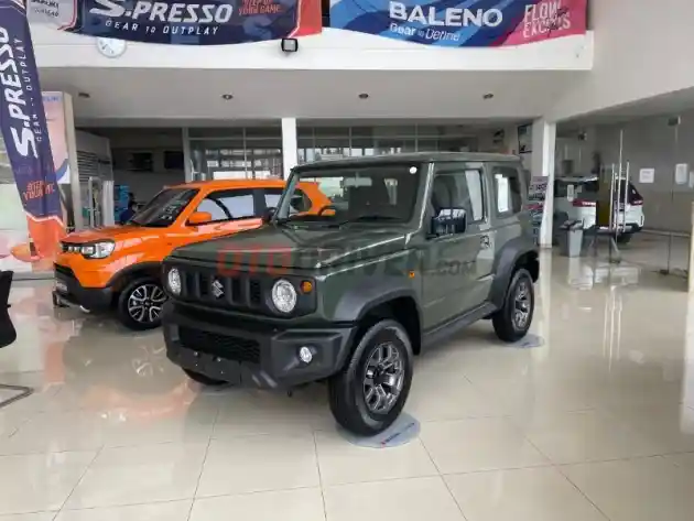 Foto - Suzuki Jimny Lansiran 2022 Masih Banyak Stok, Simak Harga dan Variannya