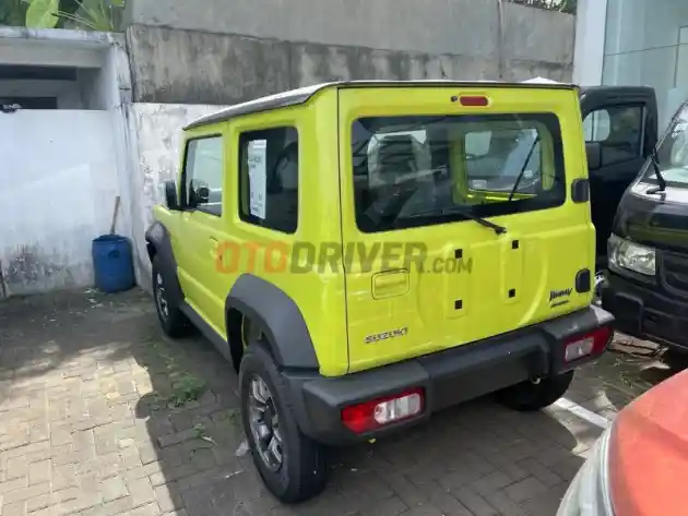 Foto - Suzuki Jimny Lansiran 2022 Masih Banyak Stok, Simak Harga dan Variannya