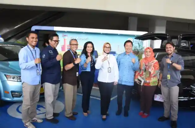 Foto - Taksi Listrik Resmi "Mangkal" di Bandara Soekarno-Hatta