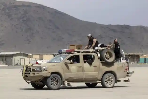 Foto - Sebelum Dapat ‘Warisan’ Mobil Dari AS, Taliban Banyak Handalkan Hilux Dan Land Cruiser