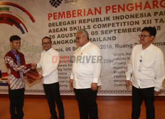 Foto - Keren, 2 Mekanik Toyota Harumkan Nama Indonesia. Bagaimana Bisa?