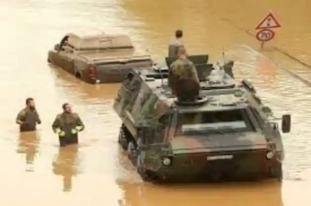 Foto - Banjir Bandang Di Jerman, Juga Menyapu Truk Dan Bus Besar