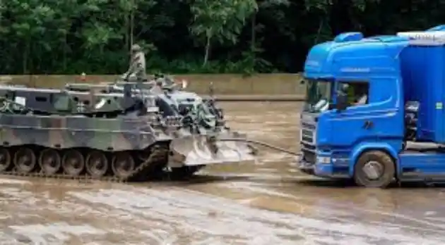 Foto - Banjir Bandang Di Jerman, Juga Menyapu Truk Dan Bus Besar