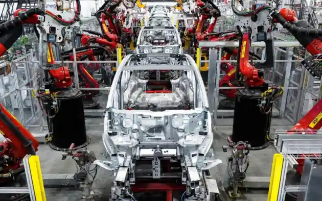 Foto - Butuh 66 Robot untuk Mengerjakan Tesla Cybertruck