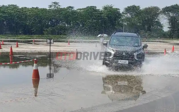 Foto - Kerja Sama Dua Fitur AYC dan ASC di Mitsubishi New Xpander Cross