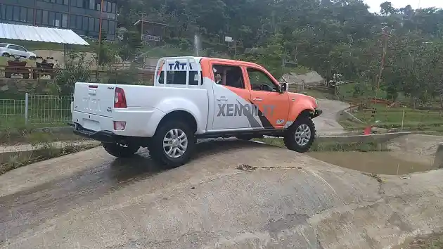 Foto - Tata Buktikan Double Cabin-nya Mudah Libas Medan Off-Road