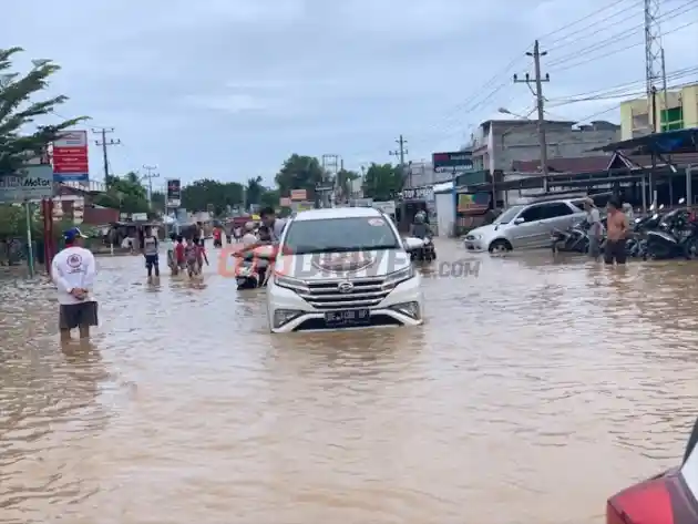 Foto - Menerabas Banjir di Bengkulu dengan All New Terios