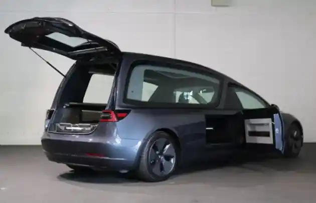 Foto - Tesla Model 3 Disulap Jadi Mobil Jenazah, Begini Perubahannya