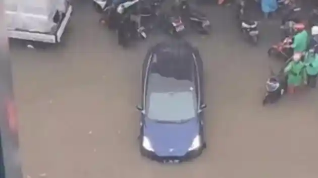 Foto - Heboh Tesla Terjebak Banjir. Bukti Kehandalan Mobil Listrik Dibanding Mobil Konvensional