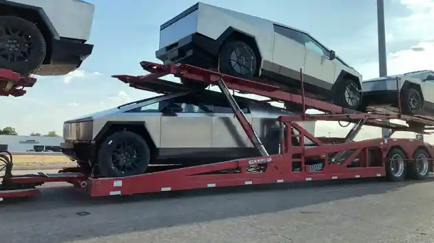 Foto - Tesla Cybertruck Segera Dikirim, Banderolnya Masih Labil?