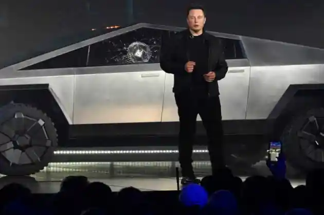 Foto - Kaca Mobil Baru Tesla Ambyar Saat Diluncurkan