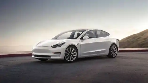 Foto - Video: Seperti Ini Kesan Elon Musk Saat Mencoba Sebuah VW ID3
