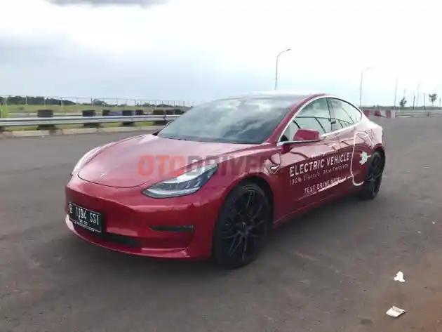 Foto - Dua Model Ini Digenjot Tesla Sebagai Mobil Listrik Terlaris