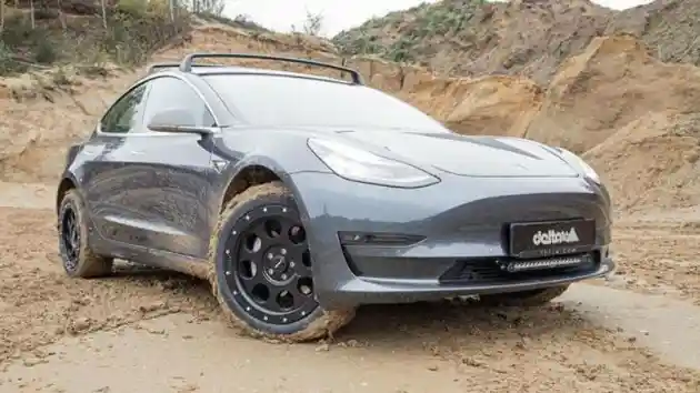 Foto - Ketika Tesla Model 3 Disulap Menjadi Mobil Gagah Ala Offroad