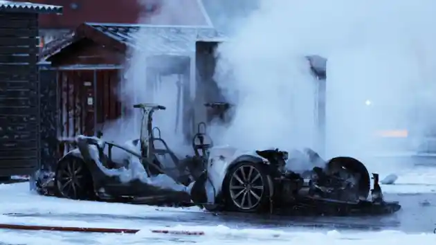 Foto - Waduh, Tesla Model S Ini Terbakar Saat Charging