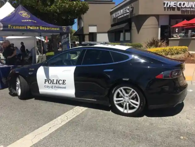 Foto - Kejar-Kejaran Dengan Penjahat Gunakan Tesla, Polisi Malah Kehabisan Baterai