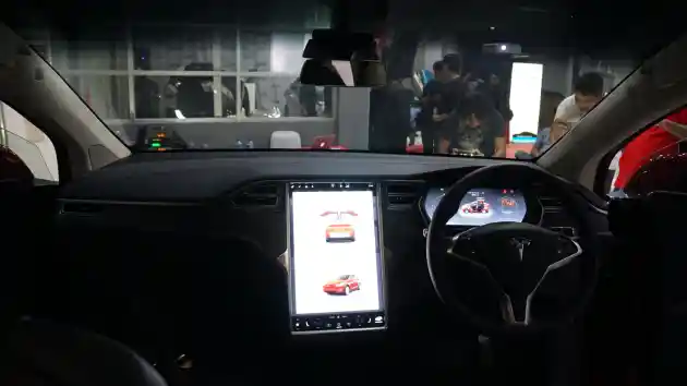 Foto - Wuling Almaz Pakai Layar Sentuh Ekstra Besar Mirip Tesla!