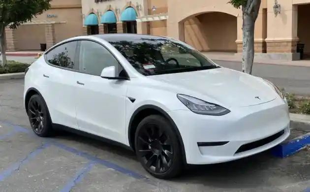 Foto - Tesla Recall Ribuan Mobil Terkait Suspensi, Termasuk Mobil Anda?