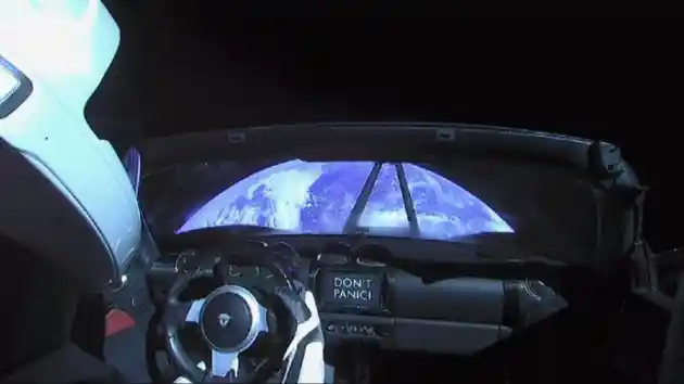 Foto - Diterbangkan Dua Tahun Lalu, Tesla Roadster Sudah Dekat Dengan Mars