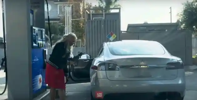 Foto - VIDEO: Tesla Model S Masuk SPBU dan Hendak Isi Bensin