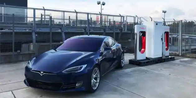 Foto - Pabrik Tesla Diserang Hacker, FBI Sampai Turun Tangan