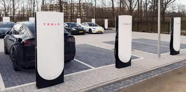 Foto - Tesla Hadirkan Stasiun Supercharging V4 di Prancis