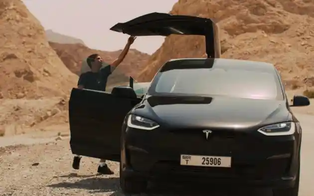 Foto - Mobil Listrik Tesla Uji Coba di Cuaca Panas Ekstrem