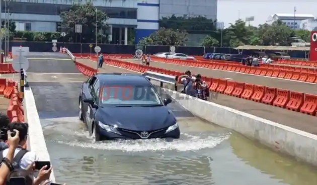 Foto - Saatnya Membeli Sedan, Toyota Altis dan Camry Dapati Potongan Harga Hingga Rp 100 Jutaan