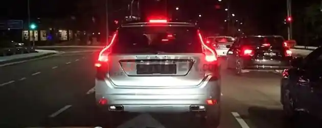 Foto - Yang Harus Dilakukan di Lampu Merah Versi Pakar Mengemudi