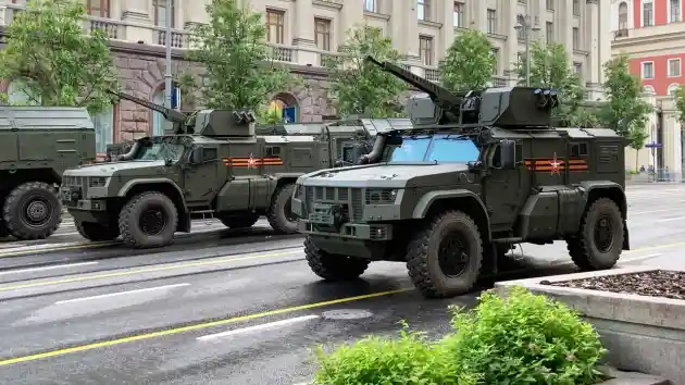 Foto - Jajaran Truk Militer Rusia Jadi Daya Tarik VE Day Di Moscow