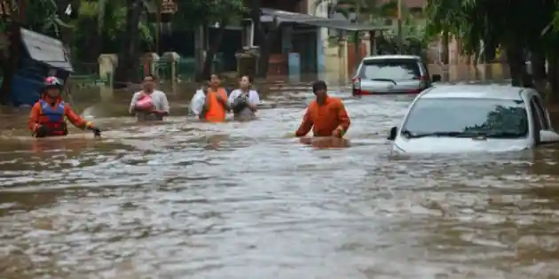 Foto - Terabas Genangan Air Hujan Pakai SUV Juga Ada Aturannya