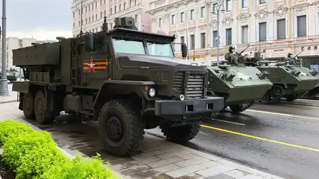 Foto - Jajaran Truk Militer Rusia Jadi Daya Tarik VE Day Di Moscow