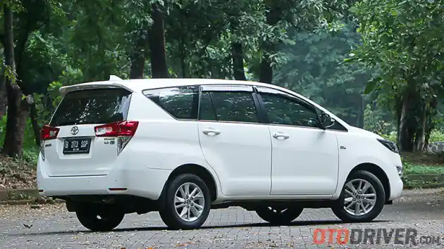 Foto - Komparasi Wuling Cortez CT VS Toyota Kijang Innova